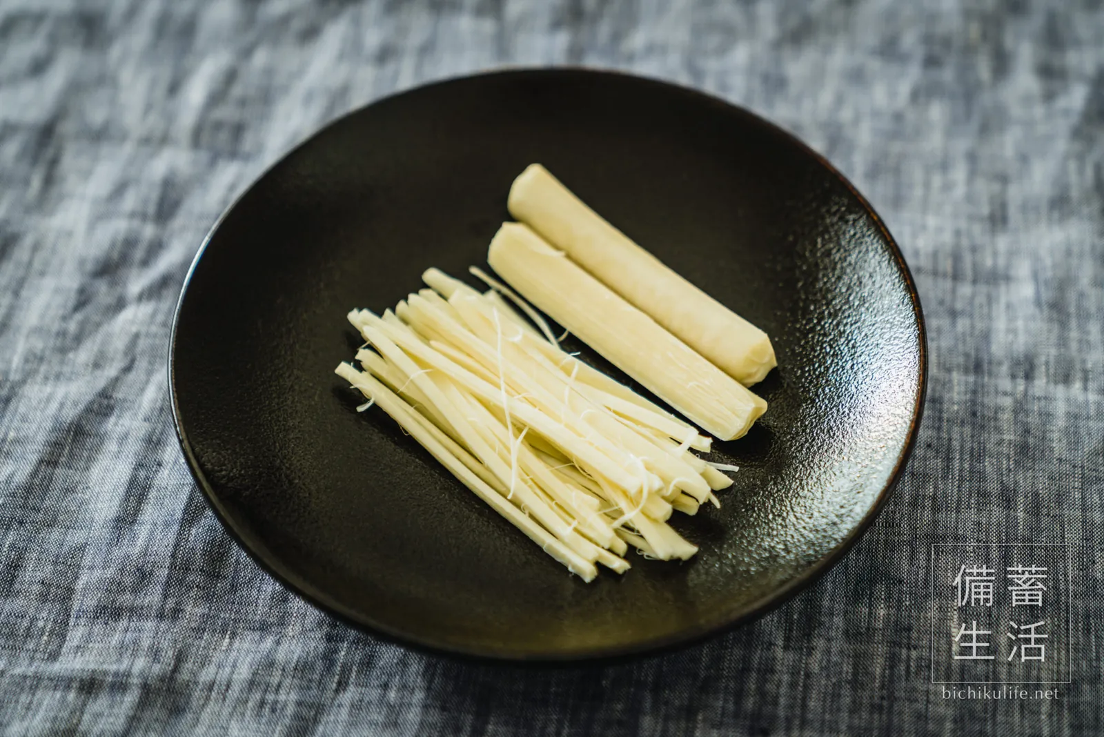 細く裂いて器に盛ったさけるチーズのぬか漬け