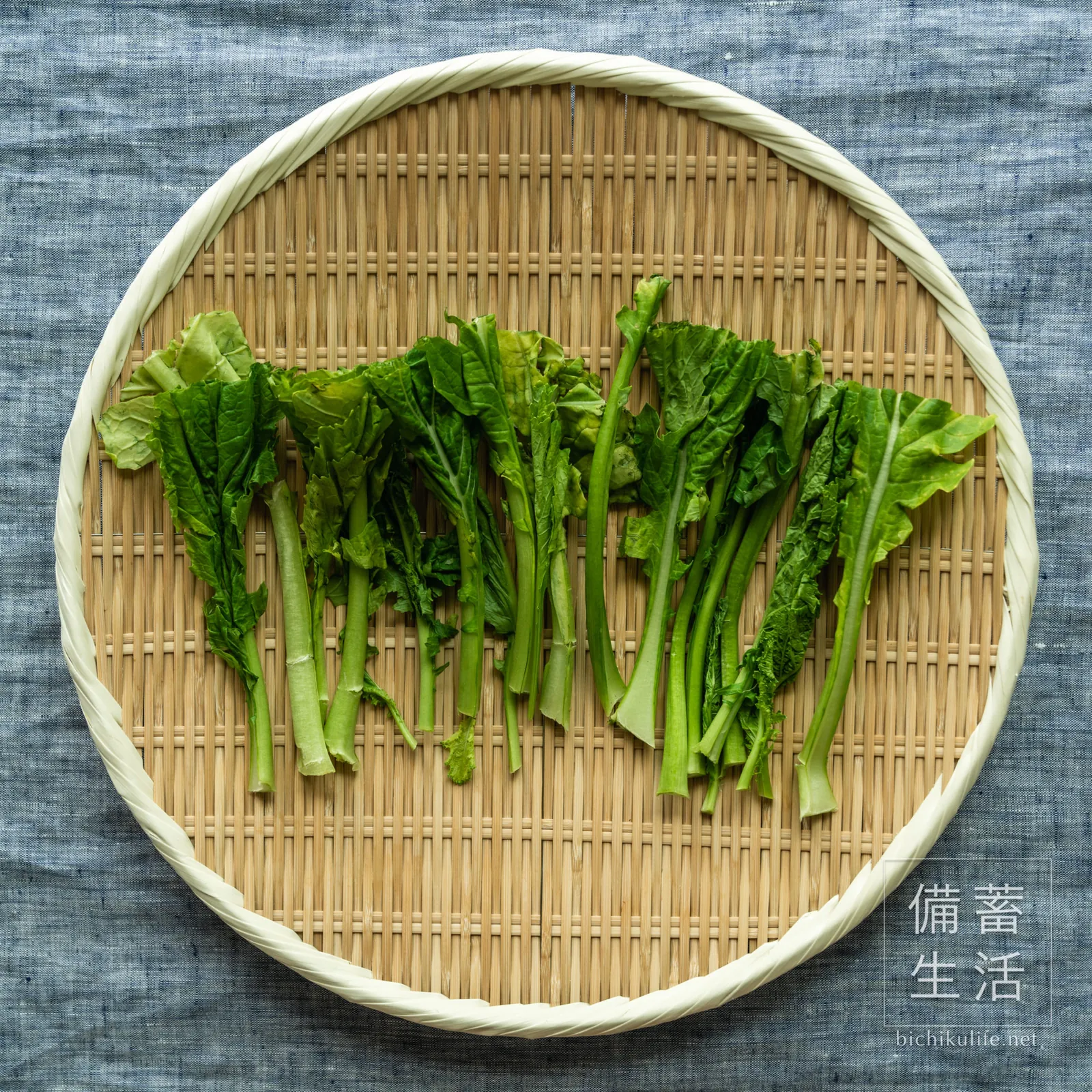ざるにのせたかぶの葉