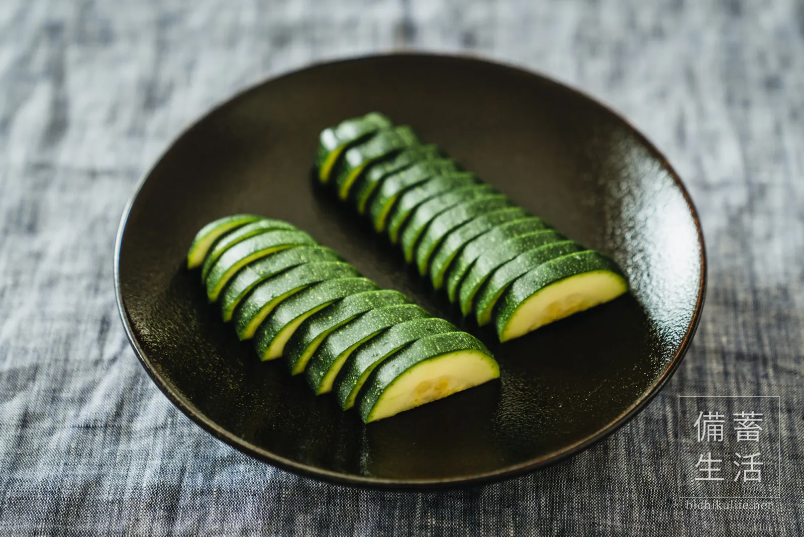 薄切りにして器に盛ったズッキーニのぬか漬け