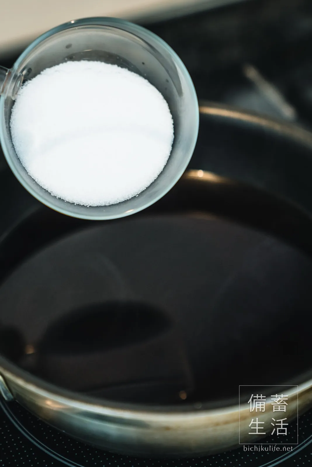 赤じそジュースづくり 自家製あかじそジュースのレシピ、煮出した赤じその液にグラニュー糖を加える