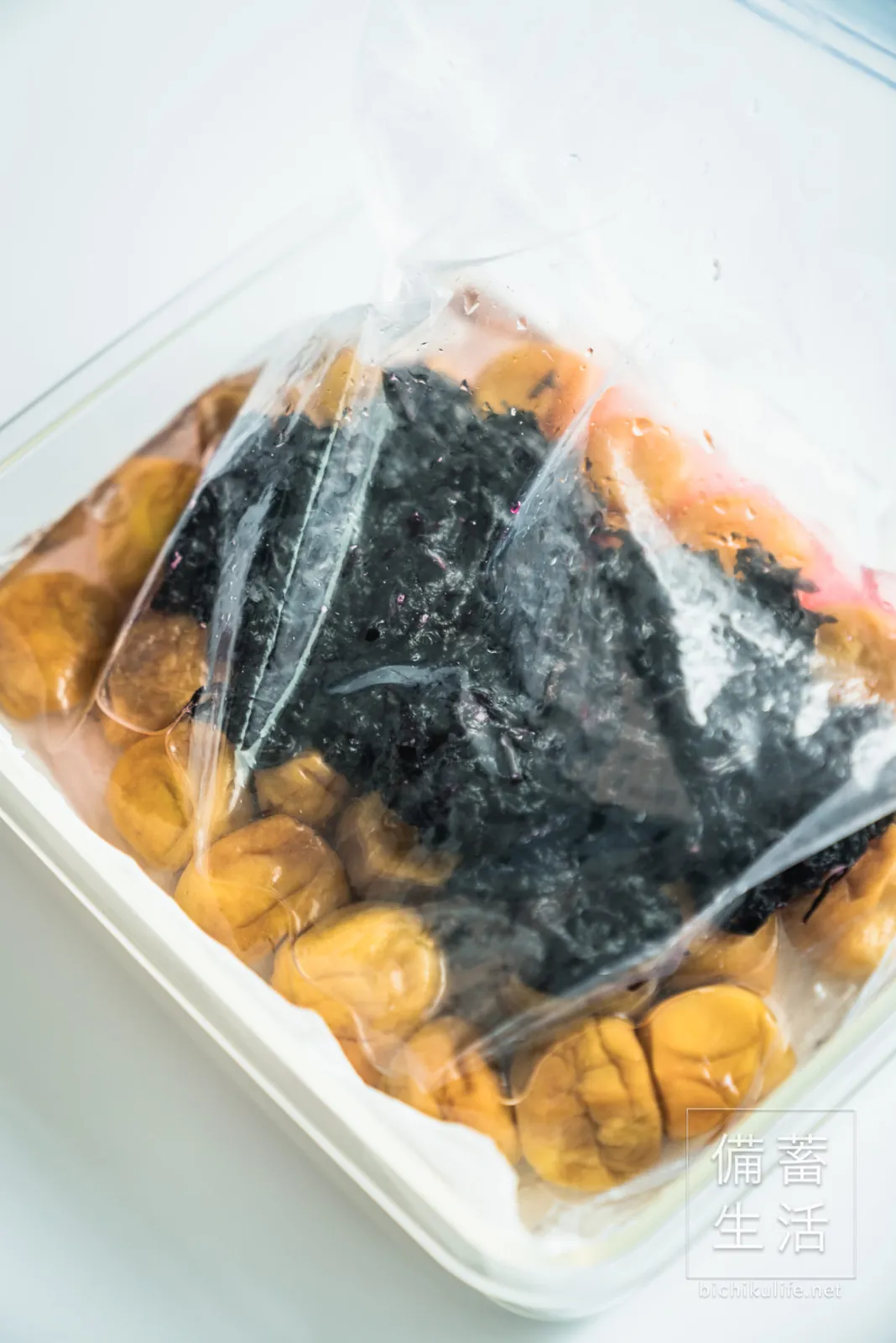 梅干しづくり 自家製梅干しを作るアイデア、赤じそを漬ける、保存袋に赤じそを加える