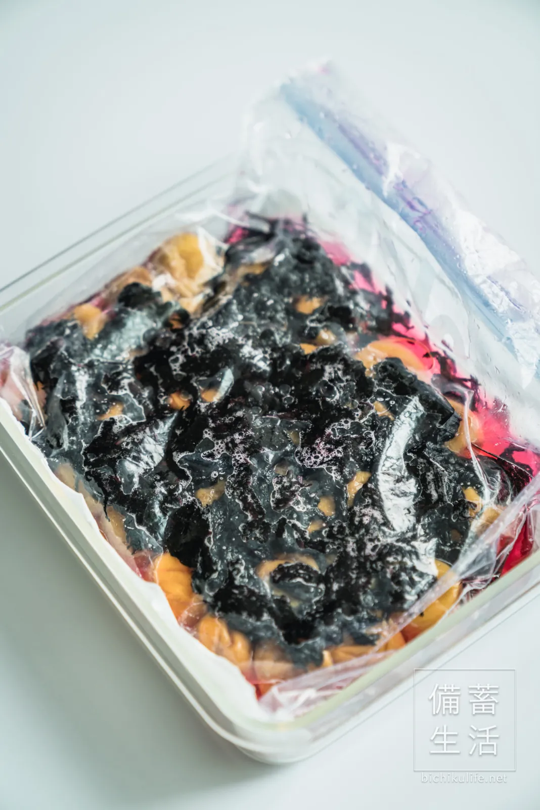 梅干しづくり 自家製梅干しを作るアイデア、赤じそを漬ける、保存袋に赤じそを加える