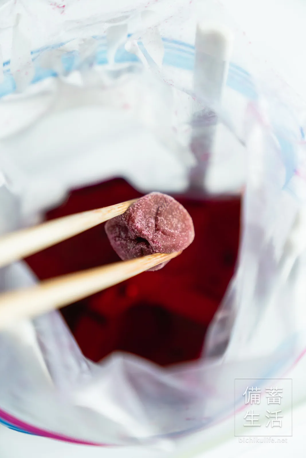 梅干しづくり 自家製梅干しを作るアイデア、梅の土用干しをする、干した梅を梅酢にくぐらせる