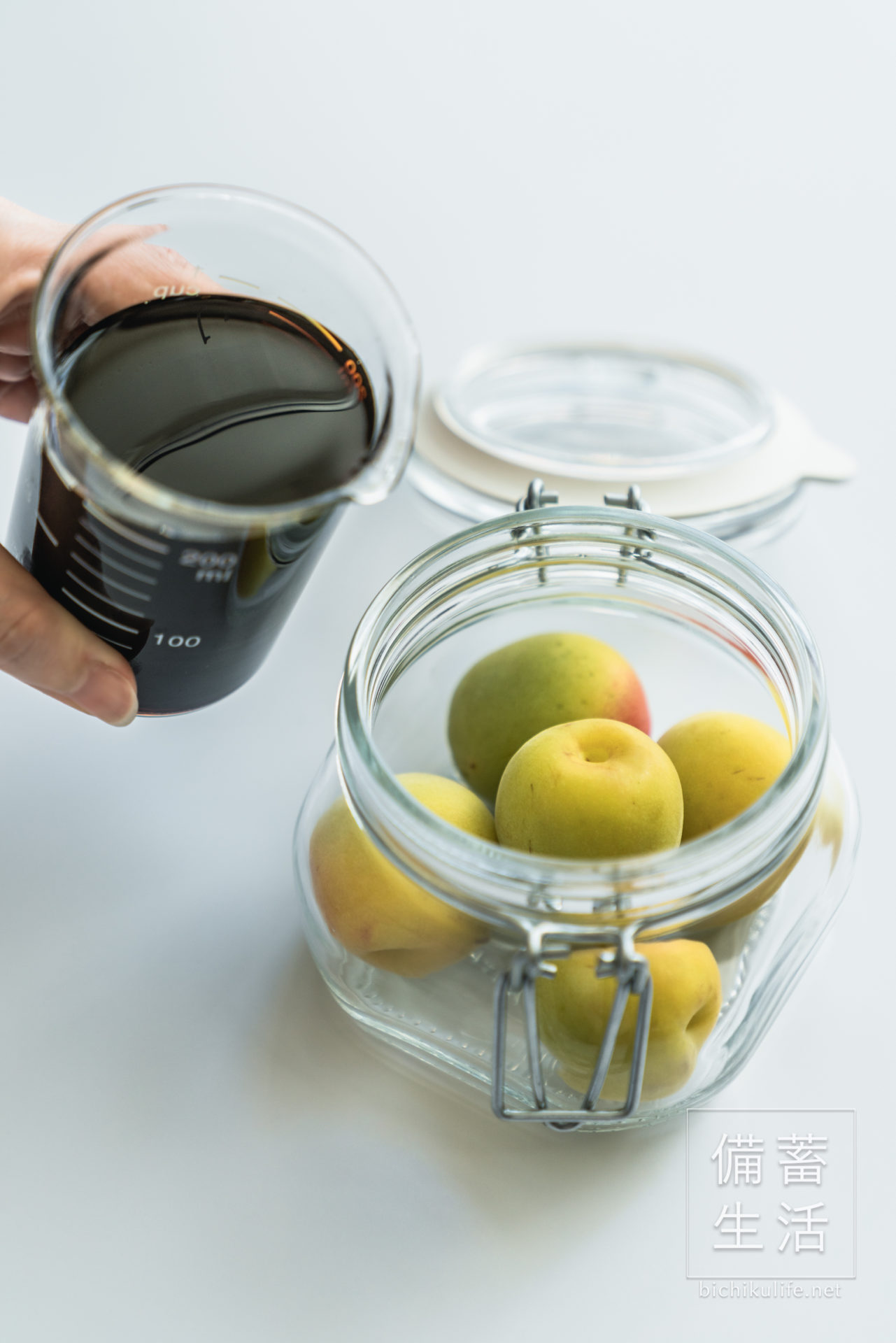 梅の醤油漬けのレシピ 保存瓶に梅を入れ、醤油を注ぐ