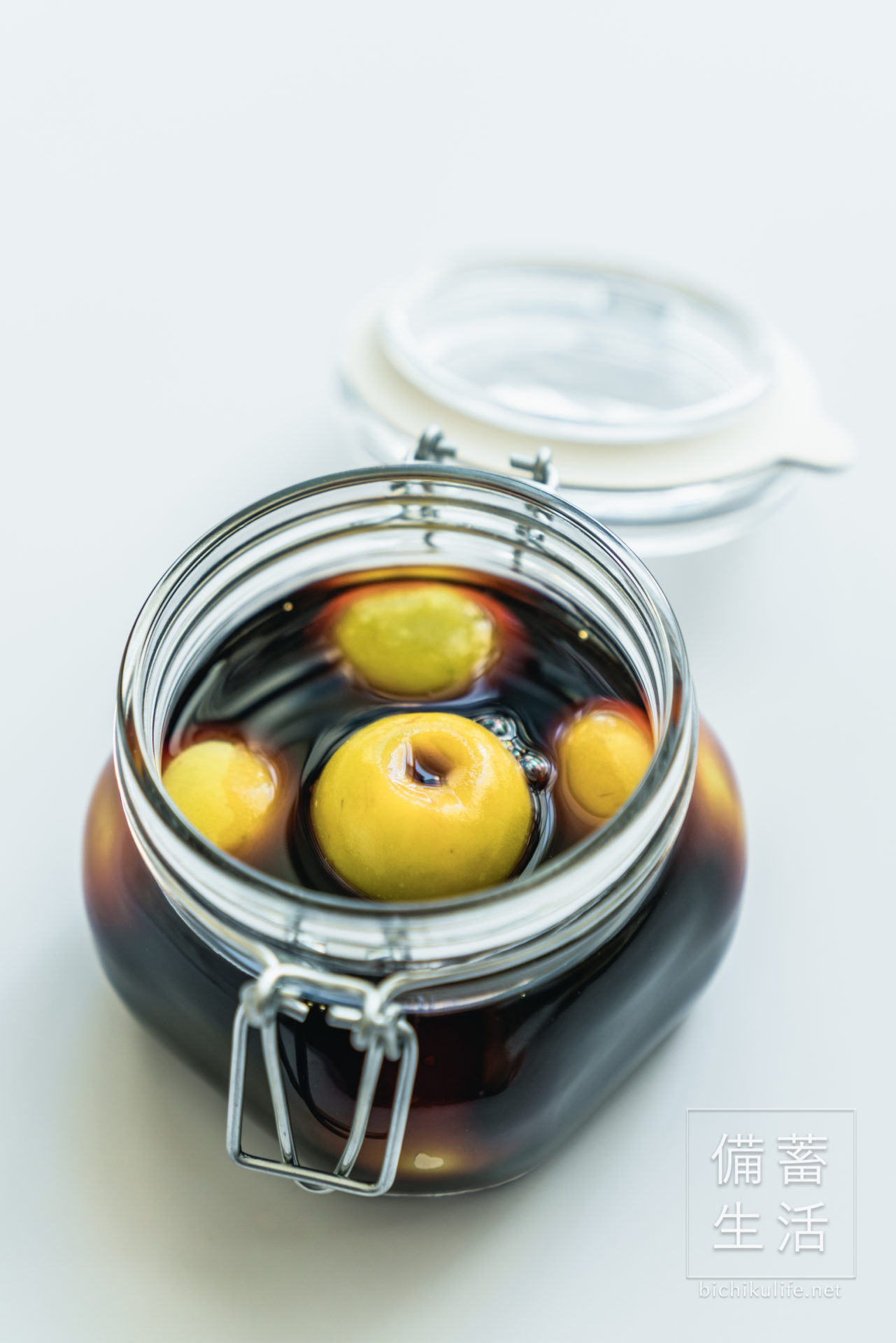 梅の醤油漬けのレシピ 保存瓶に梅と醤油を入れる